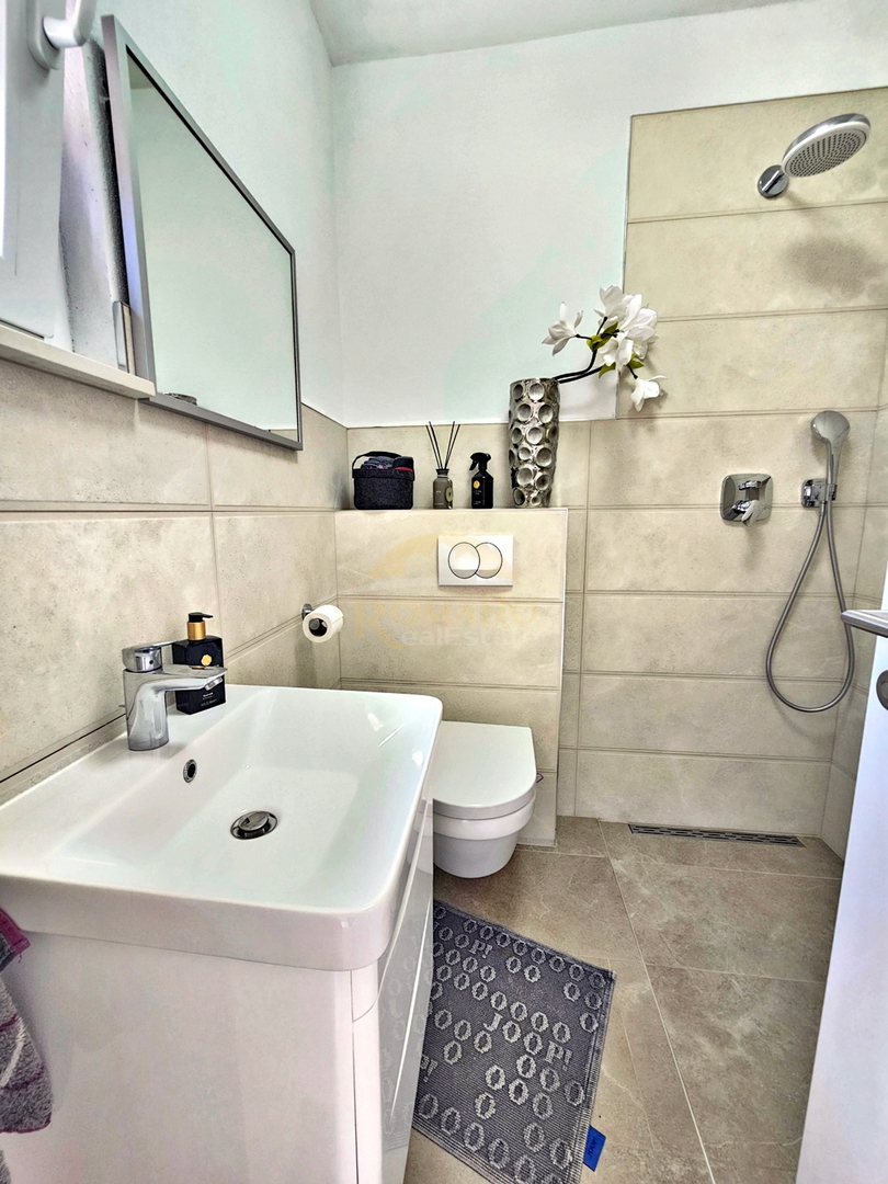 Luksuzna hiša na Čiovu - Mastrinka s 3 apartmaji in odprtim pogledom na morje